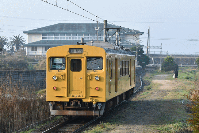 長門本山駅の123系電車