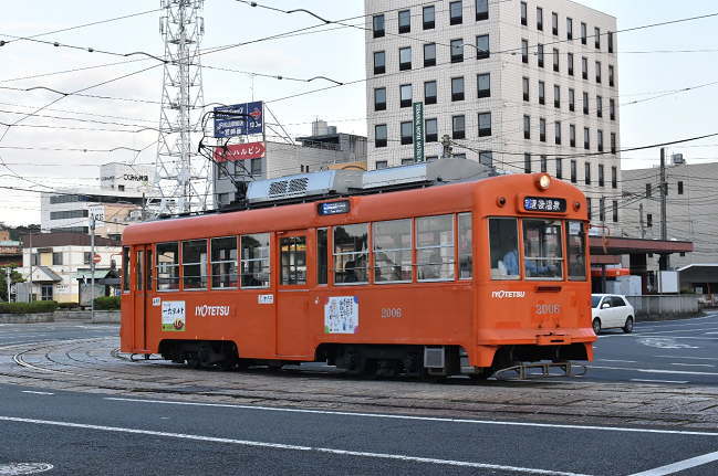 JR松山駅前で撮影した元京都市電のモハ2000形