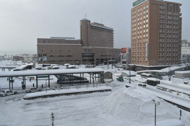 東横イン弘前駅前から見た冬の弘前駅前