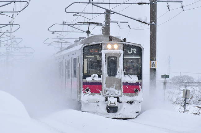 撫牛子駅から撮影した冬の701系