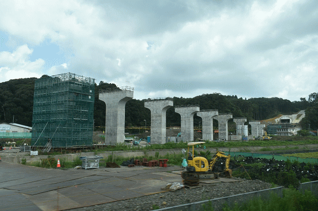 芦原温泉駅近く、建設が進む北陸新幹線の高架橋