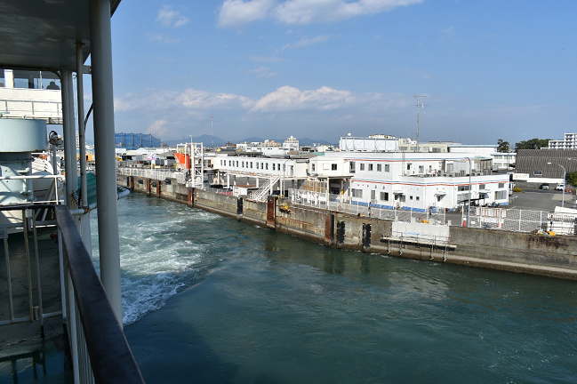 徳島港を出港する南海フェリー