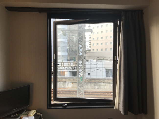 西明石リンカーンホテルの部屋の窓辺の様子