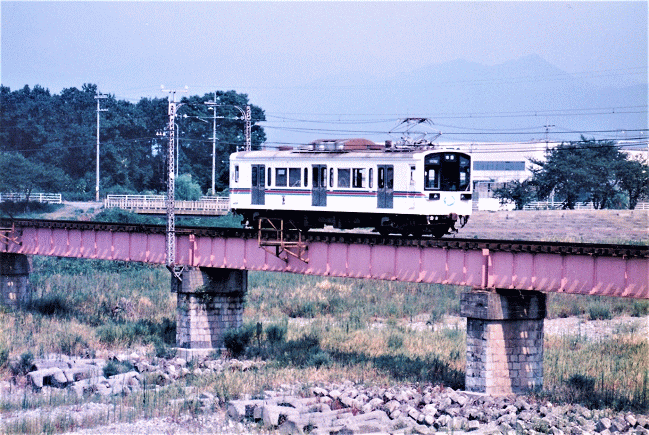 愛知川鉄橋で撮影した２２０形（2000年）