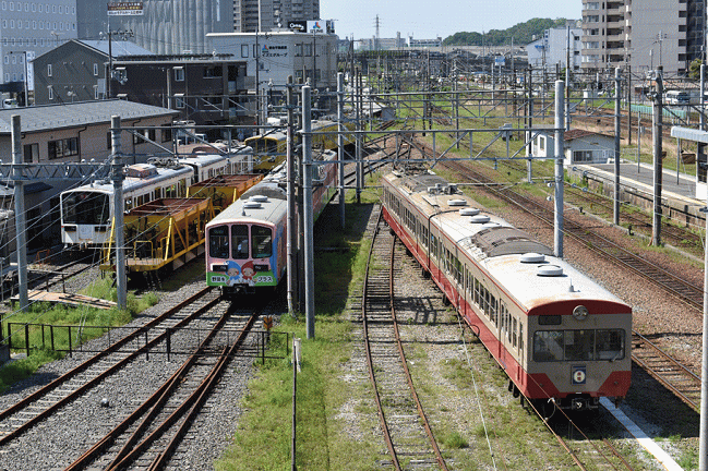 彦根駅自由通路から撮影した近江鉄道の820系など