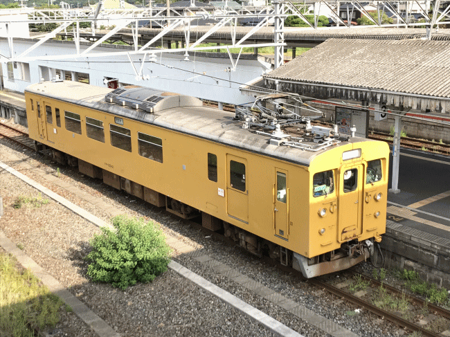 小野田駅に停車中の、クモハ123系電車