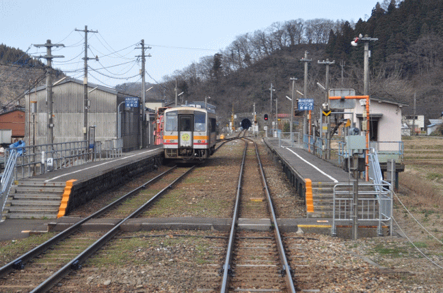 根知駅で糸魚川行下り列車