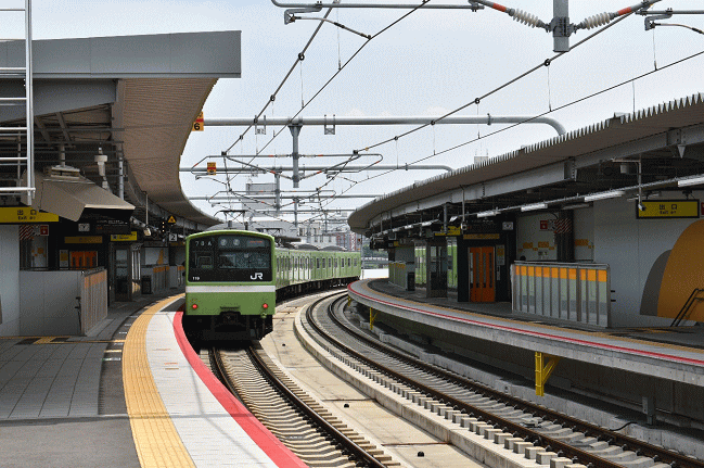 南吹田駅のホームと201系電車
