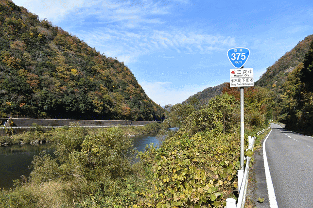 国道375号線から見た三江線の線路（作木付近）