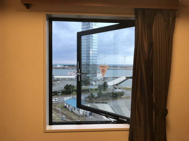 ホテルルートイン秋田土崎の窓の開き方