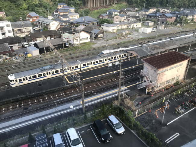 ホテルルートイン佐伯駅前から見た日豊本線のトレインビュー