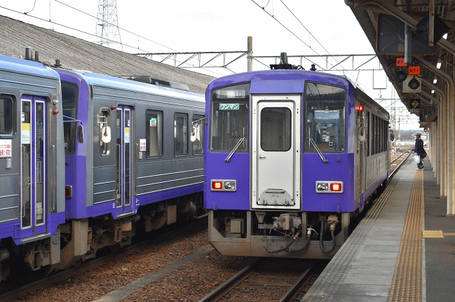 キハ120（亀山駅）