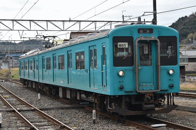 吉野口駅に到着する奈良行普通列車
