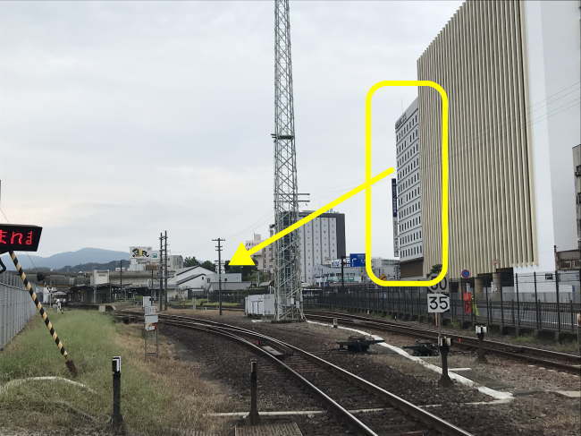 JR参宮線の踏切内から見た三交イン伊勢市駅前