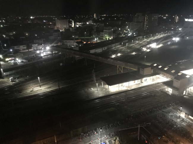 三交イン伊勢市駅前から見た鉄道の景色（夜間）