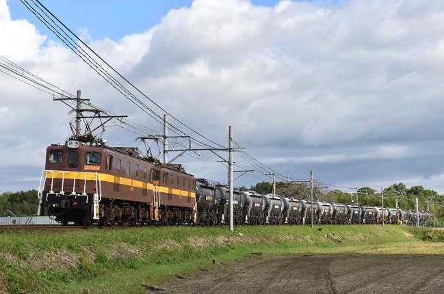 ED5081形牽引の16両編成セメント輸送列車