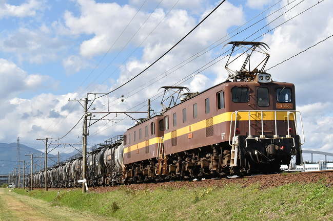 ED5081形重連のセメント貨車16両編成3714列車