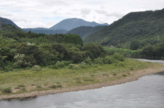 江の川の向こうに三瓶山を望む三江線の車窓風景