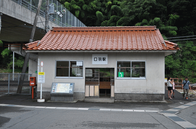 三江線口羽駅の待合室