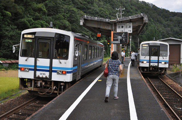 口羽駅にて、三江線どうしの列車交換