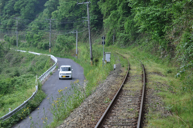 三江線に並走する狭い道路