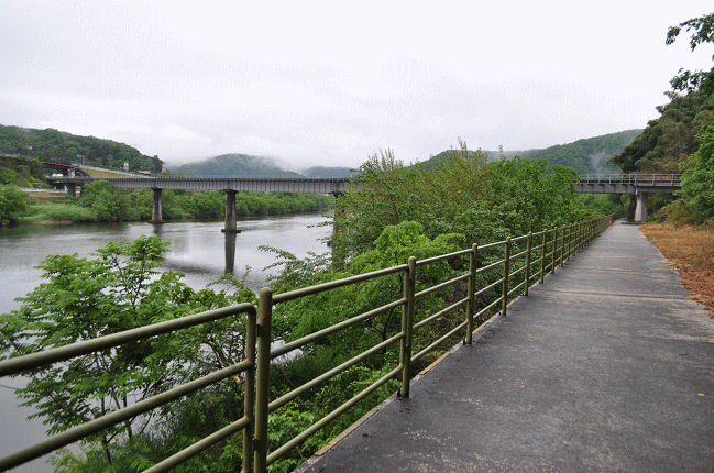 尾関山公園西側の三江線鉄橋と江の川の様子