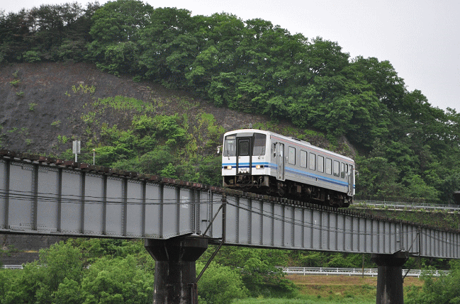 尾関山公園西側の三江線鉄橋を渡る三江線
