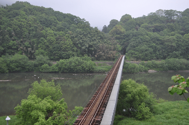 国道から見た尾関山公園西側の三江線鉄橋
