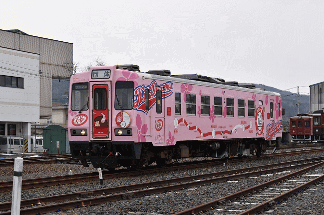 三陸鉄道のキットカットラッピング列車