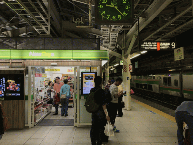 サンライズ瀬戸号の発車ホームにあるコンビニ売店（東京駅）