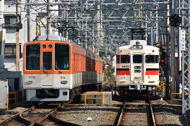 飾磨駅ホーム端から神戸方面を撮影、山陽電鉄と阪神電車が並ぶ