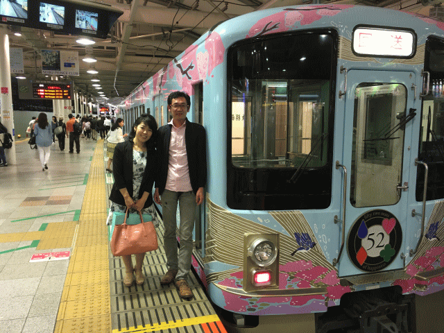 西武新宿駅に到着した旅するレストラン52席の至福の前で記念撮影