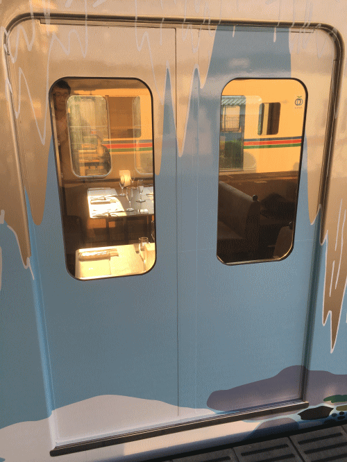西武鉄道・旅するレストラン52席の至福の改造されたドア外観
