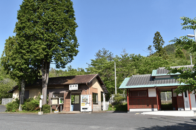 開業時からの木造駅舎（左側）が残る雲井駅