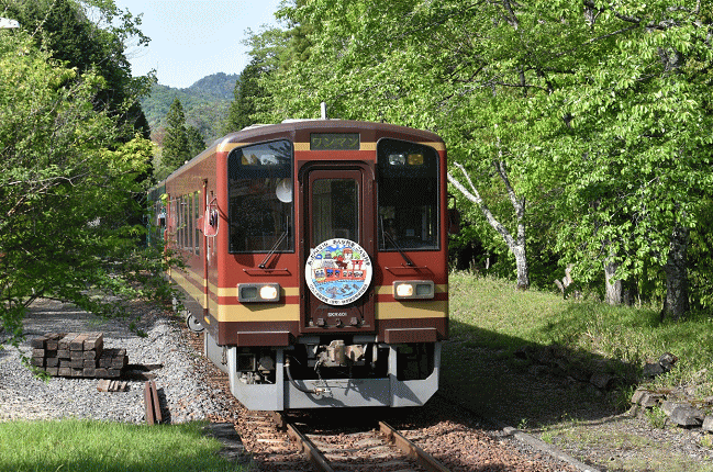 雲井駅に到着する信楽行列車