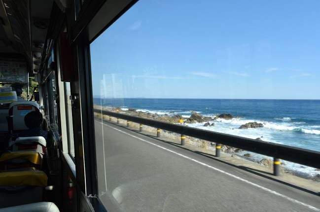 室戸岬付近のバスの車窓