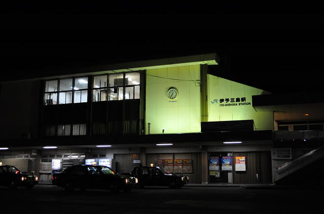 夜の伊予三島駅