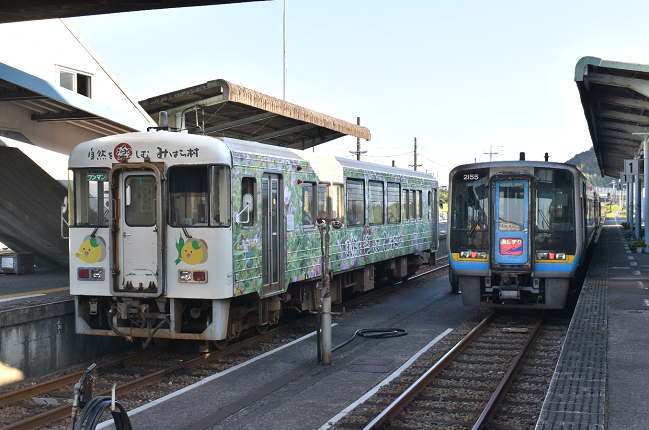 中村駅での列車交換