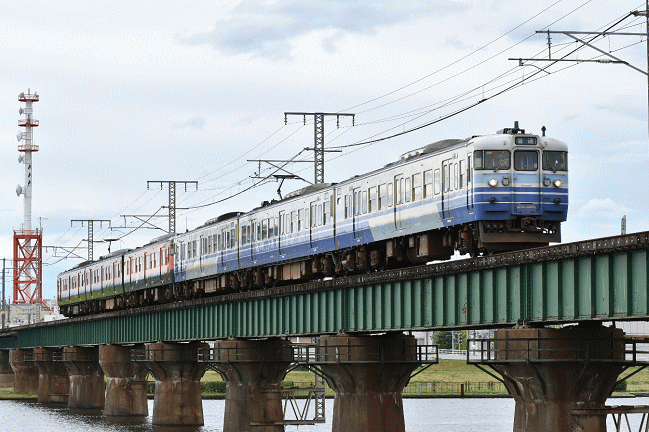 第三次新潟色の115系が越後線の信濃川橋梁を通過