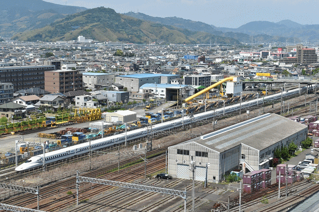 グランシップの10階展望室から見る東海道新幹線