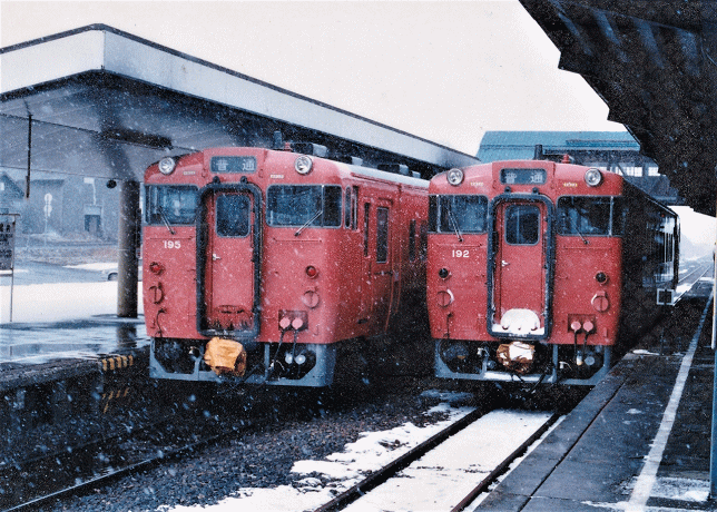 紋別駅で交換する名寄本線の列車