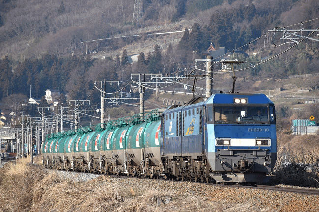 篠ノ井線の石油輸送５４６３列車はＥＨ２００の牽引