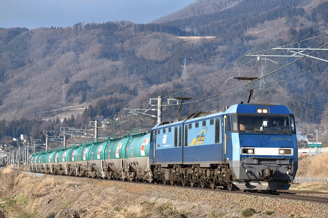 篠ノ井線の石油輸送５４６３列車はＥＨ２００の牽引
