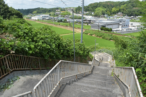 神鉄道場駅前の北神第2地点古墳から階段を下ったところにある撮影地