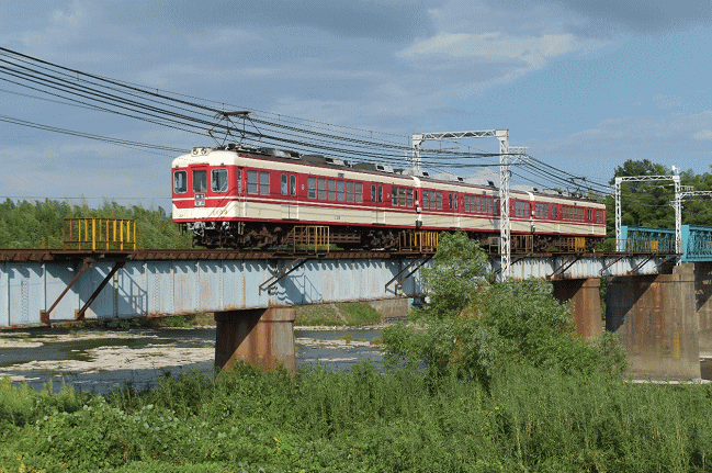 粟生駅付近の鉄橋で神戸電鉄を撮影