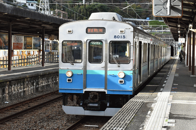 伊豆稲取駅と8000系