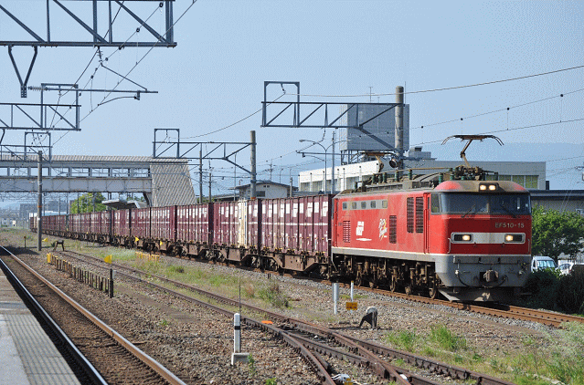 田村駅を通過するEF510牽引の貨物列車