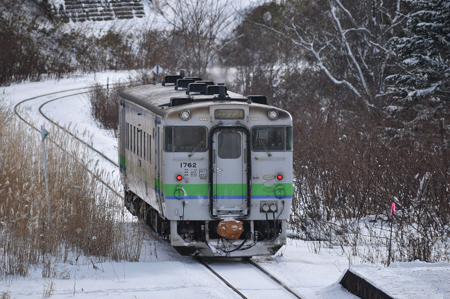 鹿ノ谷駅を発車した列車を後追いで撮影