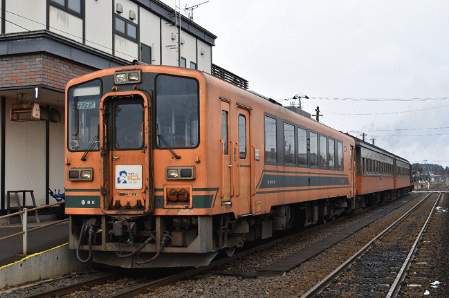 ストーブ列車の後部「走れメロス号」津軽21形ディーゼルカーを金木駅で撮影