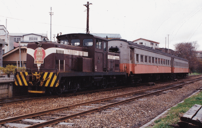 1992年の津軽中里駅に停車中のストーブ列車